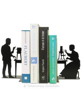 ピエール＆マリー・キュリーが研究室で作業する姿のブックエンド。高さ19cm