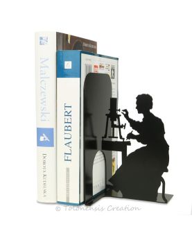 マリー・キュリーが圧電電位計で作業する姿のブックエンド。高さ19cm