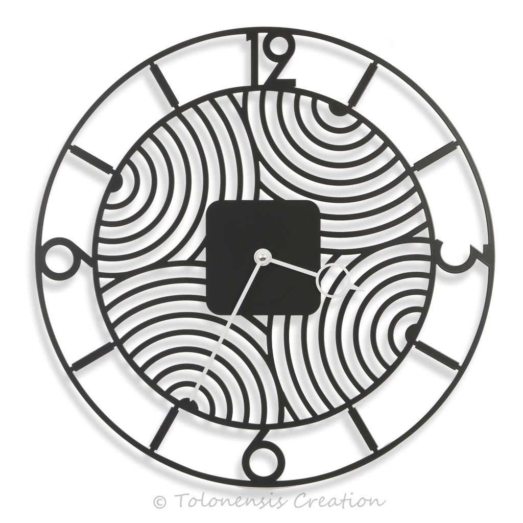 Zegar ścienny w stylu Art Deco wykonany z metalu wycinanego laserowo. Precyzyjny mechanizm kwarcowy wyprodukowany w Niemczech.