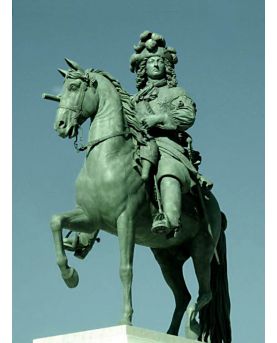 La statue du roi soleil Louis XIV créée par Pierre Cartellier et Louis Petitot située devant le château de Versailles.