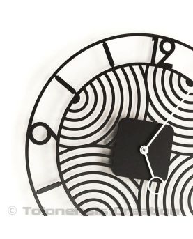 Zbliżenie na zegar w stylu Art Deco i lakierowane aluminiowe wskazówki.