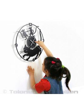 Mała dziewczynka dotykająca wskazówek zegara z kotem Mistigri