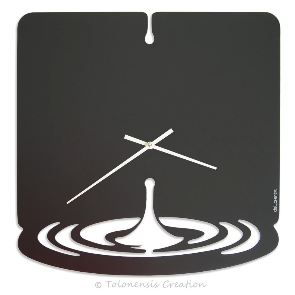 Zegar w kształcie kropli wody wykonany z laserowo ciętej stali i malowany proszkowo na czarny mat.