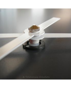 Vista de cerca de las manecillas de aluminio lacado en blanco del reloj de diseño Waterdrop