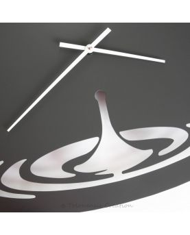 Vista cercana del reloj de diseño Waterdrop