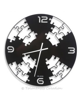 Horloge contemporaine Puzzle réalisée en acier par découpe laser. Peinture noir par thermolaquage