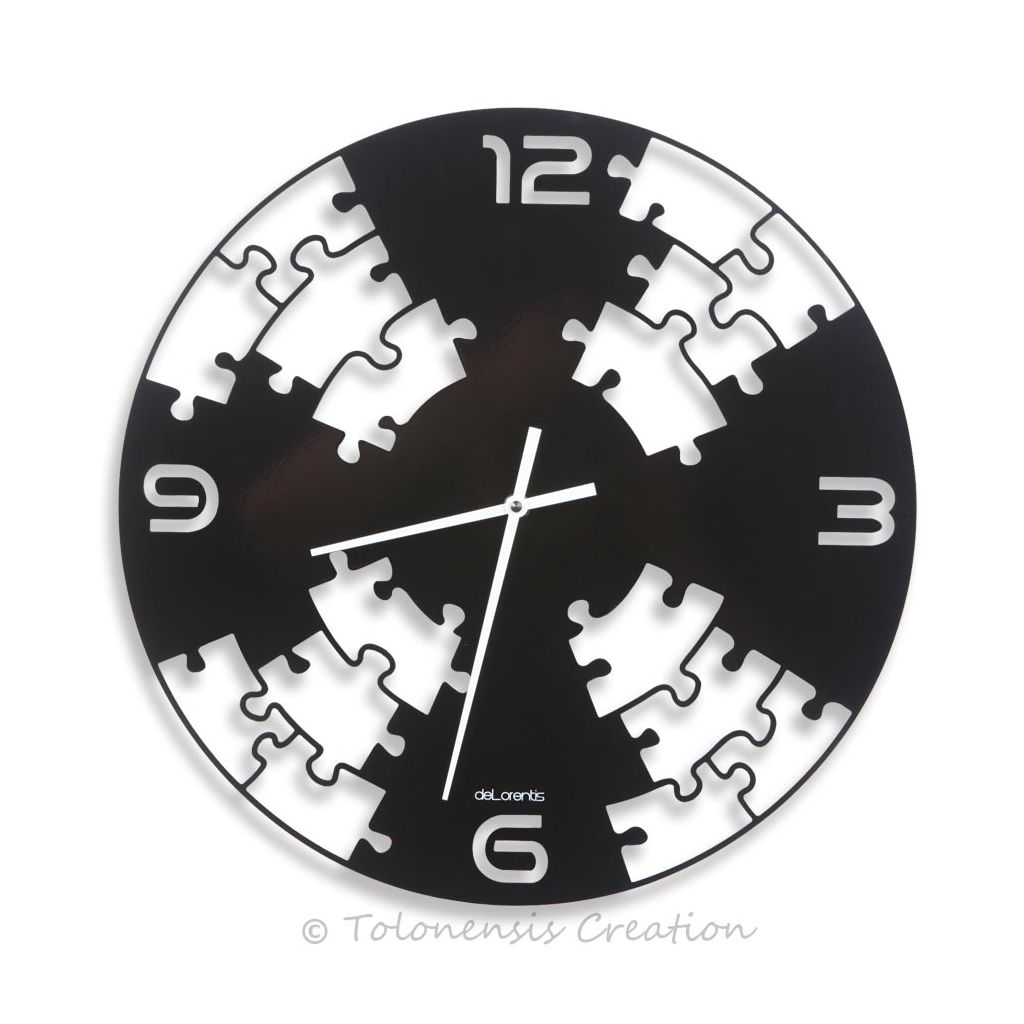 Horloge contemporaine Puzzle réalisée en acier par découpe laser. Peinture noir par thermolaquage