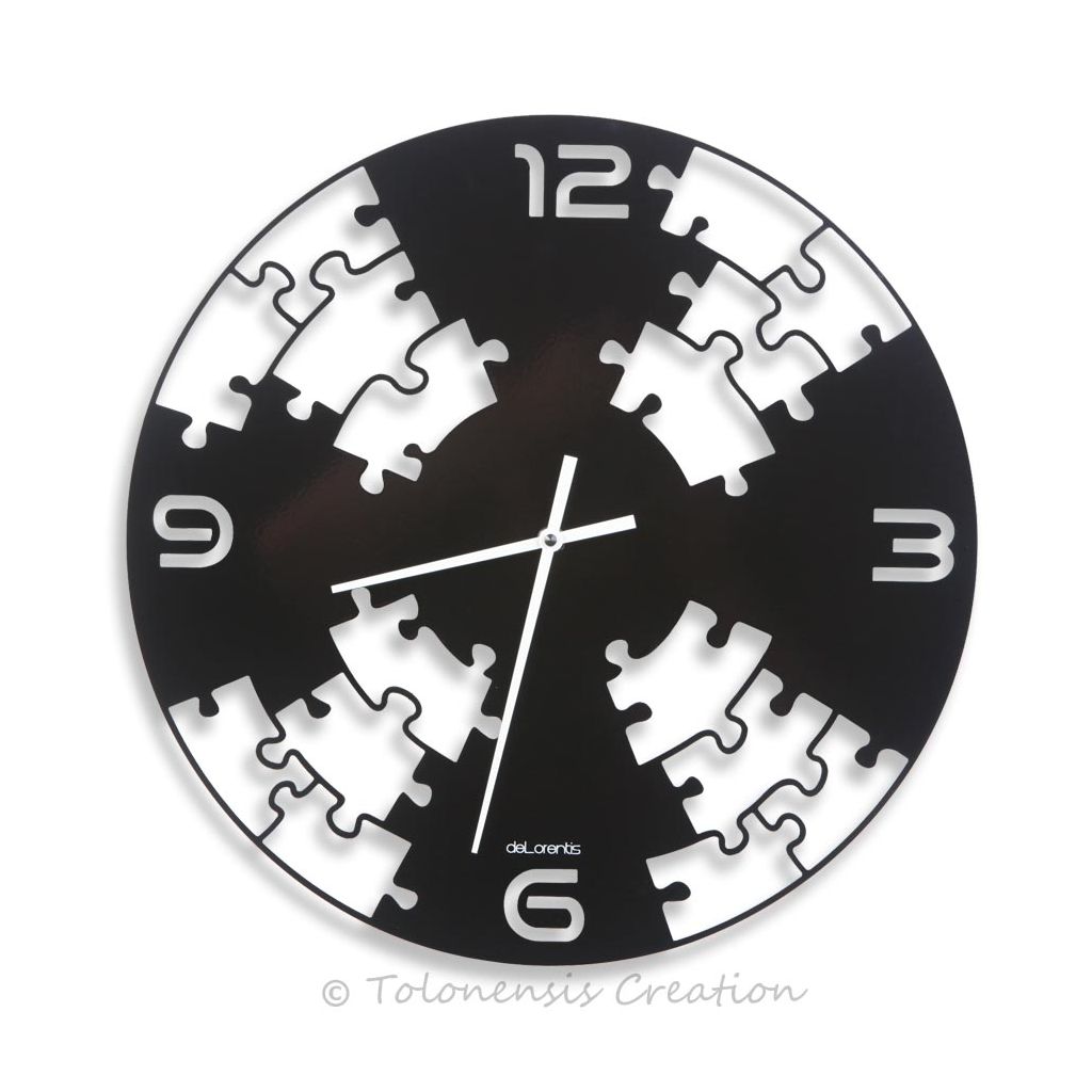 Zeitgenössische Puzzle-Uhr aus Stahl durch Laserschneiden. Schwarze Pulverbeschichtung
