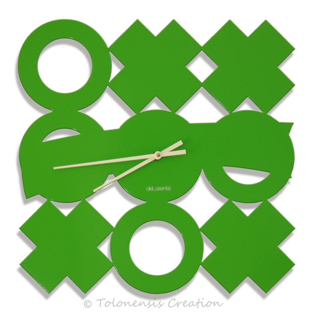 Horloge verte Morpion de dimensions 40 x 40 cm. Vert brillant par thermolaquage. Acier découpé laser
