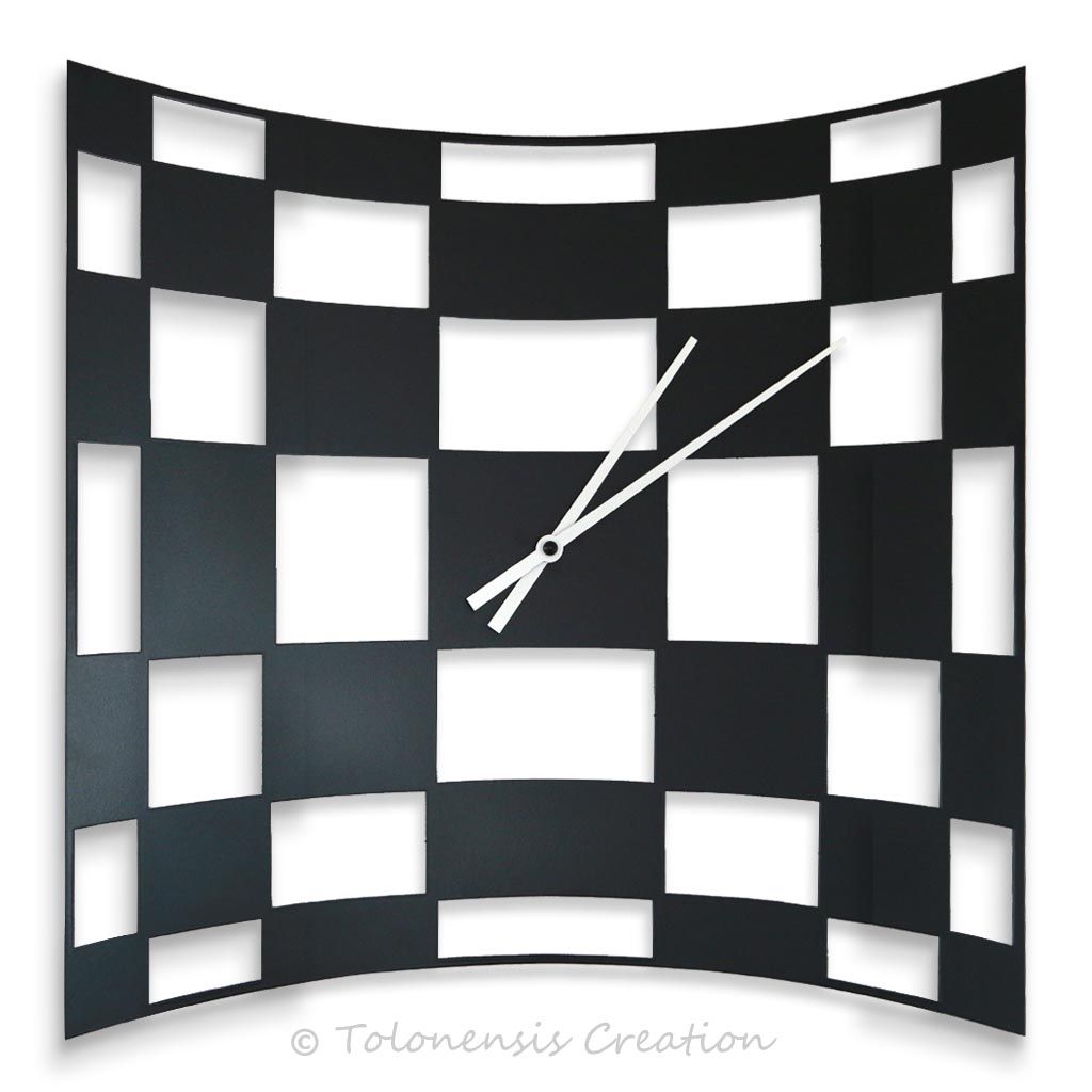Uhr im Twist-Design mit den Maßen 40 x 40 cm. Hergestellt aus lasergeschnittenem Stahl. Hergestellt in der EU