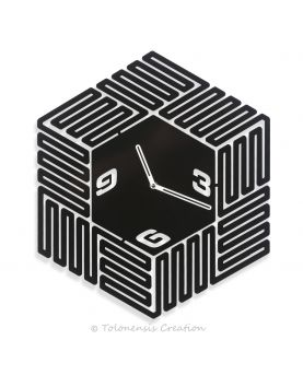 Labyrinthe Design-Uhr, hergestellt aus Stahl durch Laserschneiden. Schwarze Lackierung durch Pulverbeschichtung