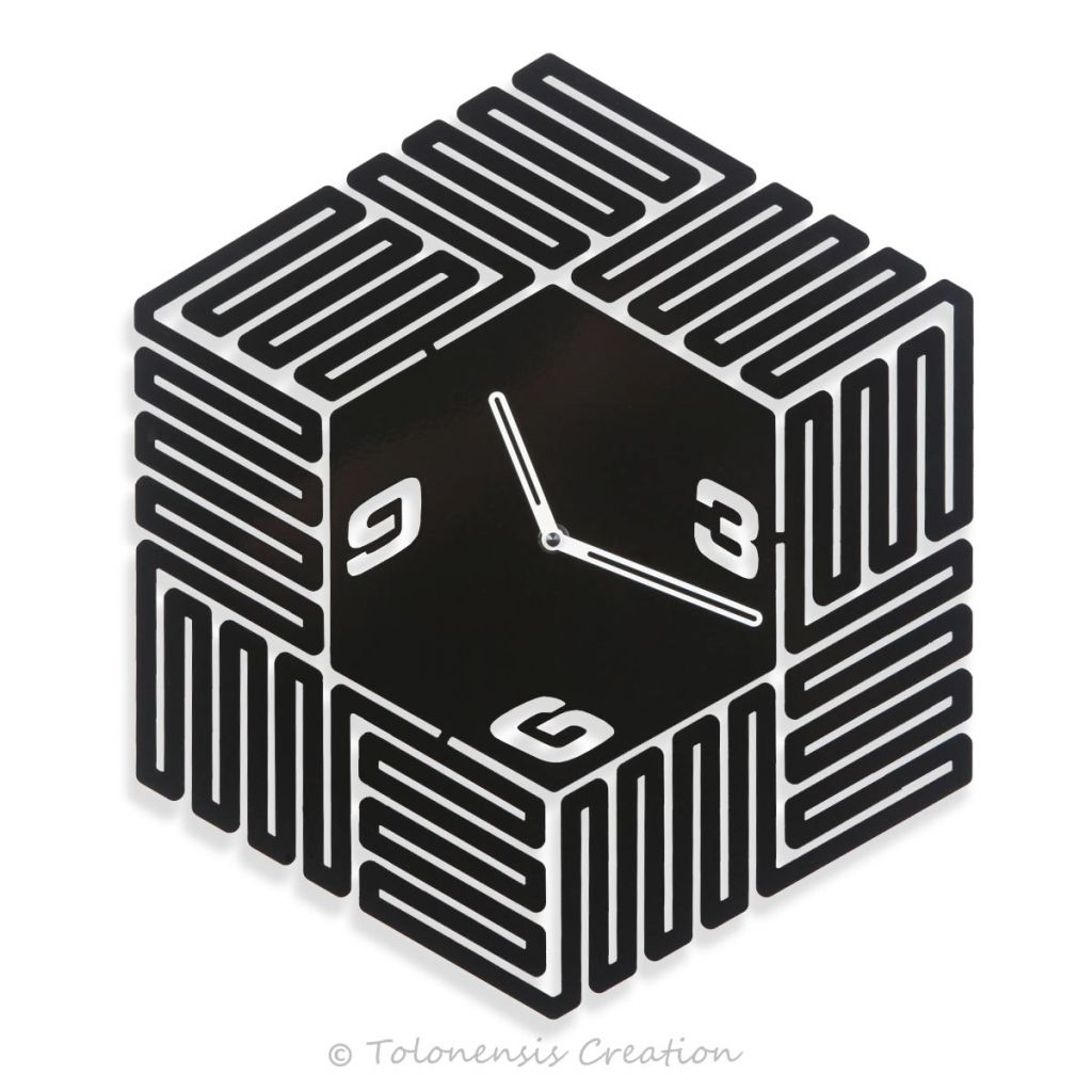 Orologio di design Labirinto realizzato in acciaio mediante taglio laser. Verniciatura nera mediante verniciatura a polvere Orologio di design Labirinto realizzato in acciaio mediante taglio laser. Verniciatura nera mediante verniciatura a polvere