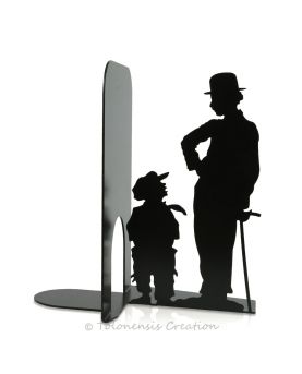 reggilibro Charlie Charlot dal film Il vagabondo. Creazione in metallo realizzata nell'Unione Europea. Altezza 19 cm
