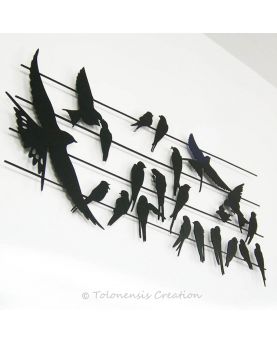Vue de profil de la décoration murale Birdy. Peinture noir mat par thermolaquage
