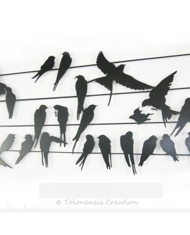 Vista en primer plano de la decoración de pared de pájaros Birdy. Fabricado en metal mediante corte por láser.