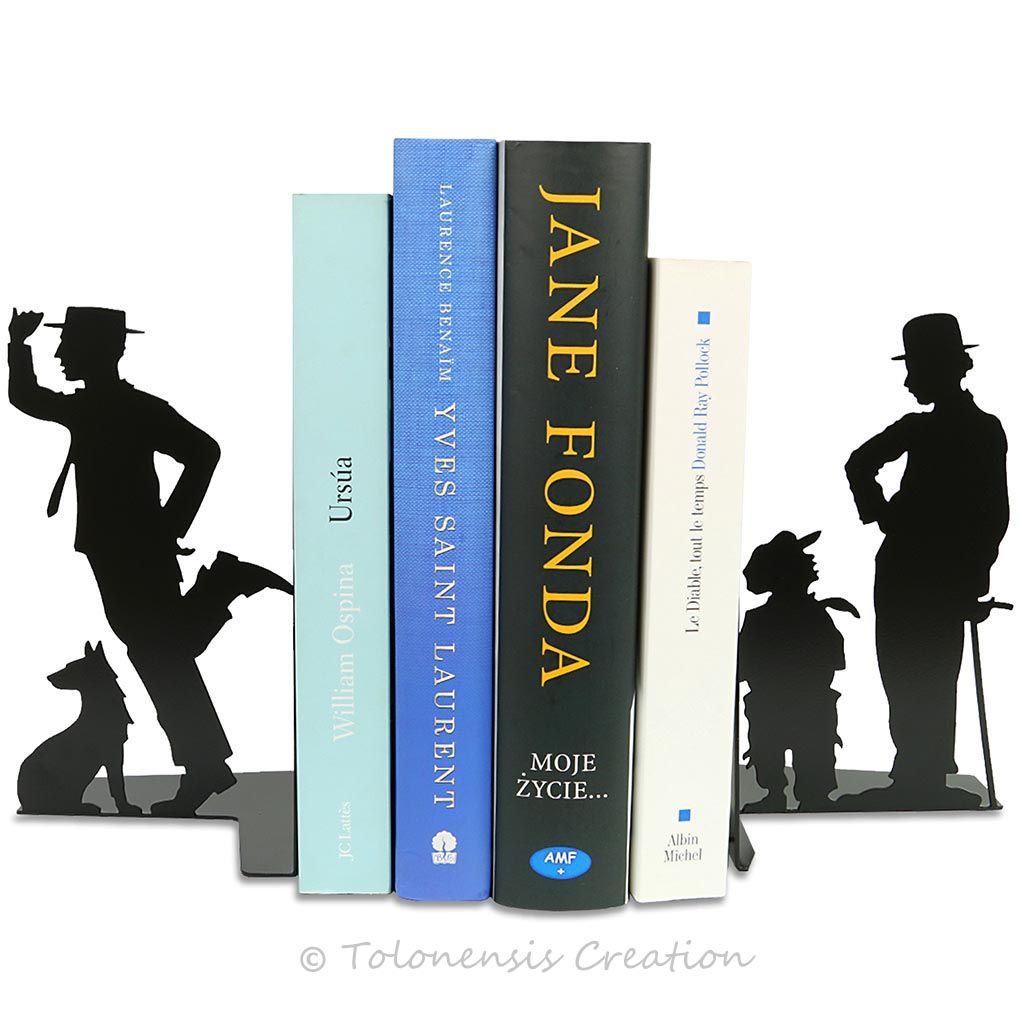 Charlie Chaplin fa da reggilibri a Charlot e Buster Keaton. Creazione in metallo realizzata nell'Unione Europea. Altezza 19 cm