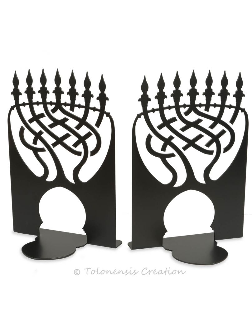 Para judaistycznych podpórek do książek Menora z laserowo ciętej stali. Wysokość 22 cm.