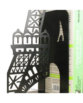Vue rapprochée du serre-livres Tour Eiffel. Acier par découpe laser