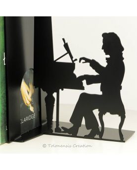 Close-up view of the Frederic Chopin bookends. Height: 19 cm. Laser-cut steel.