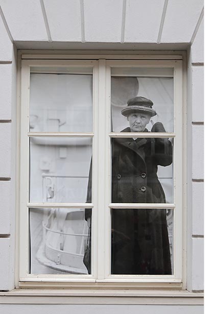 Marie Curie exposée à l'une des fenêtres du musée Curie de Varsovie
