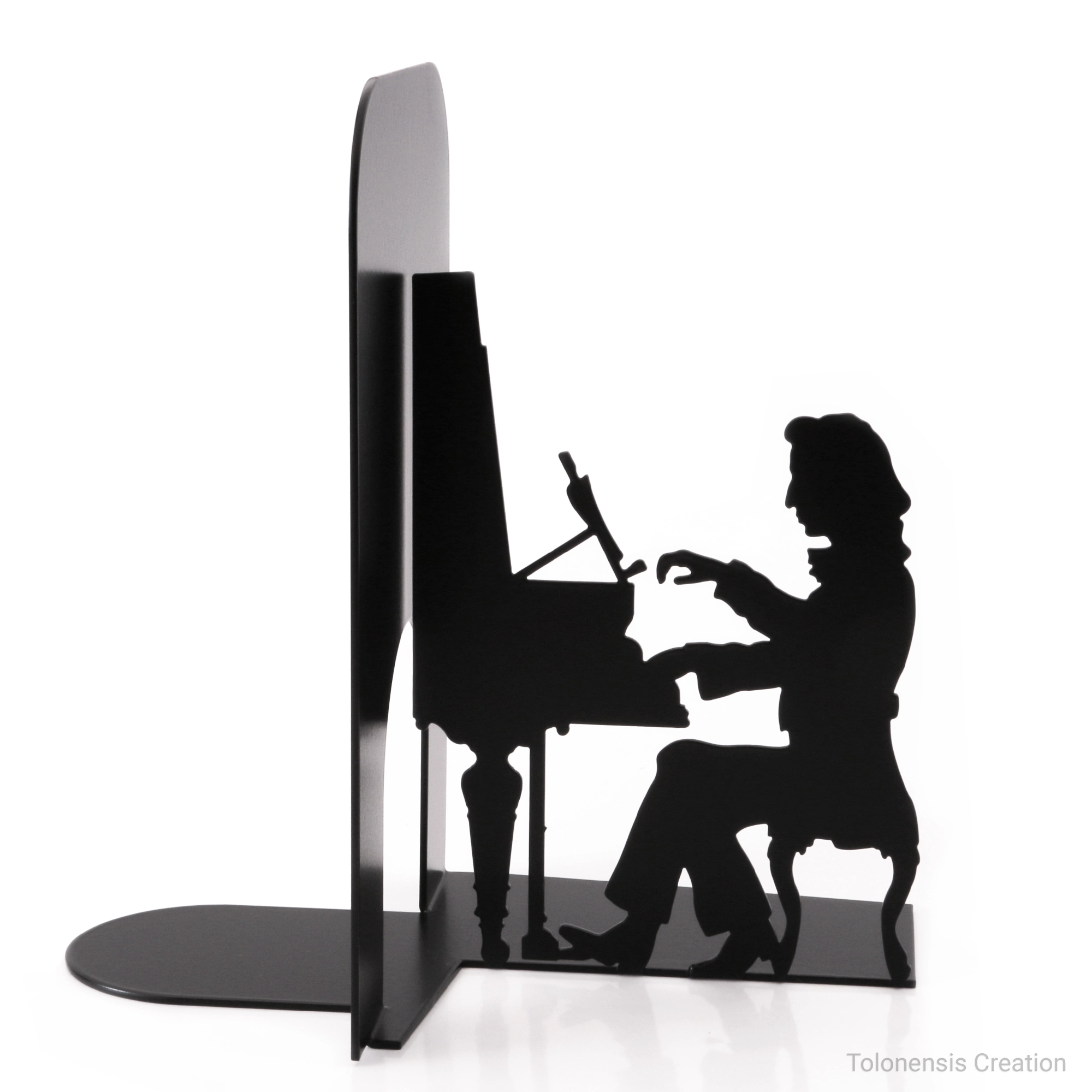 フレデリック・ショパンのブックエンド。黒いマットメタルのレーザーカット装飾。ポーランドの作曲家へのオマージュ。