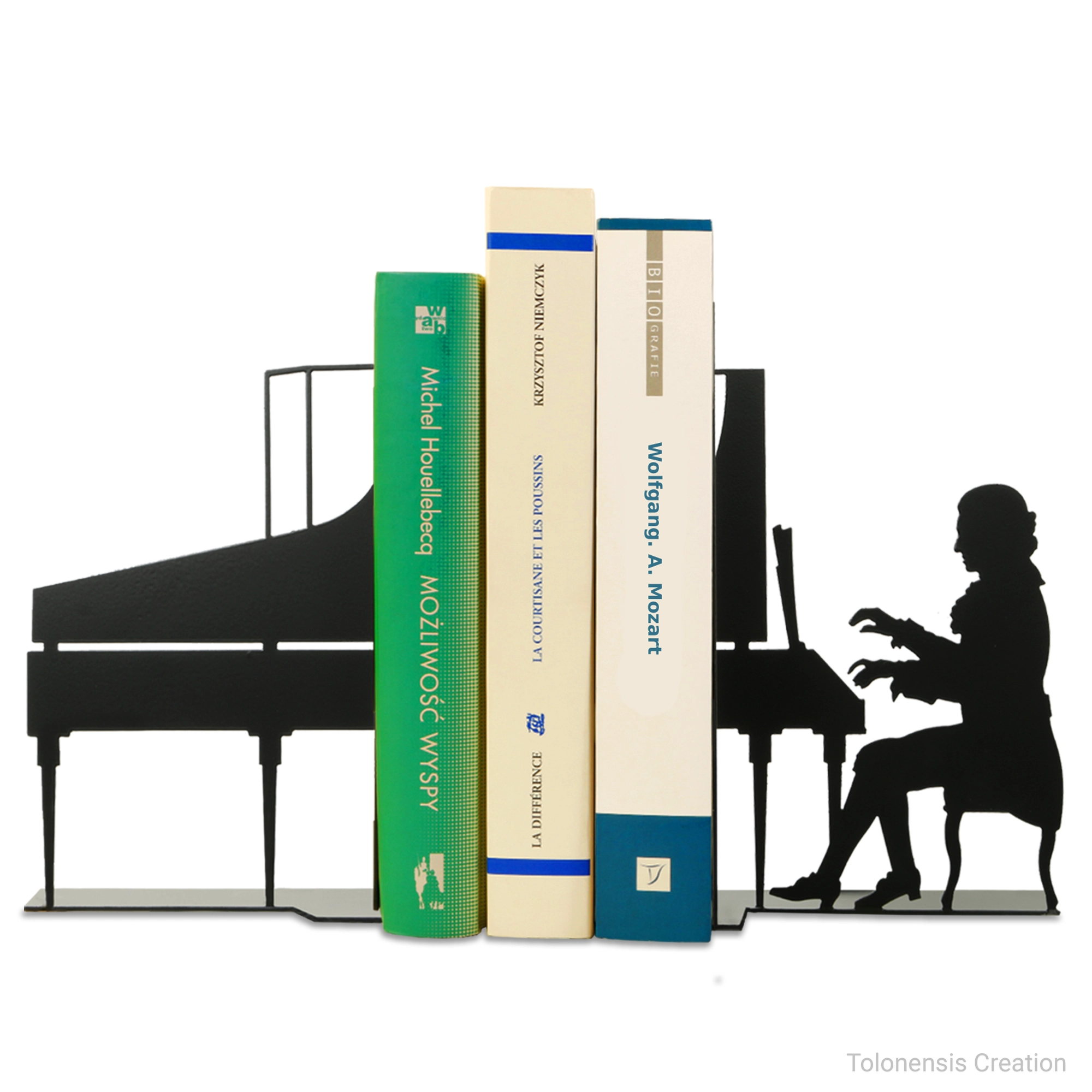 トロネンシス・クリエーションによるモーツァルトのブックエンドセット。レーザーカットされたマットブラックのスチール製で、ピアノに向かう作曲家を表現